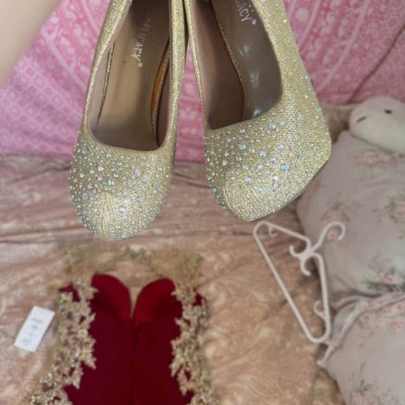 Stunning Red and Gold dress - Picture 6 of 6